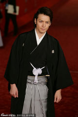 组图：生田斗真帅气亮相首映礼 玩纸扇可爱逗趣