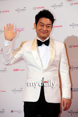 组图：大钟奖红毯星光熠熠 群星华服登场斗艳