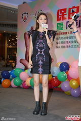 组图：邓丽欣回归港发展 男友方力申相随