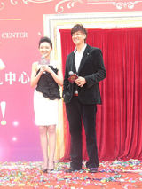 幻灯图：何润东贴心牵手当众表白 大S成刁蛮女友