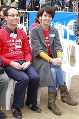 组图：梁咏琪投身公益亮相小画家绘画比赛