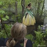 组图：珍妮佛化身迪士尼公主 绿色礼服仙气十足