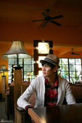 组图：鲍春来赴海南拍摄清新阳光写真