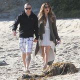 组图：洛佩兹与小男友共度情人节 海滩荡秋千