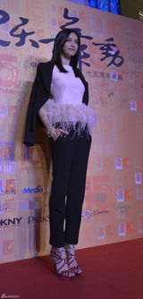 组图：姚晨婚后首度公开亮相