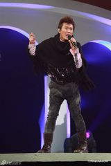 组图：张信哲红馆开唱 深情演绎哲式情歌