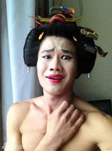 组图：小兵张嘎扮妖艳艺妓照被翻出 网友称亮瞎