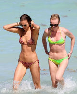 组图：C罗女友莎伊克海滩比基尼大秀诱人美臀