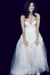 组图：童蕾浪漫婚纱写真 甜蜜笑容幸福小女人