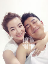 组图：李佳航李晟微博认爱 私房照曝光甜蜜温馨