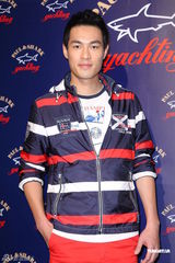 组图：王阳明出席品牌活动 获温升豪赞身材好