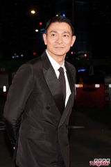 组图：评审团主席刘德华黑色西服亮相红毯
