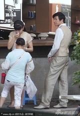 组图：俞灏明现身《爱在春天》片场 频捂脸似遮伤疤