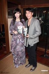 周慧敏彩裙优雅亮相 获绯闻旧爱黄凯芹献吻(图)