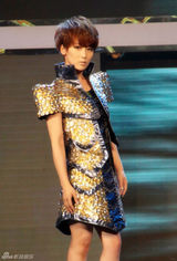 组图：谢楠大左客串T台超模 冷清战衣展玩酷气质