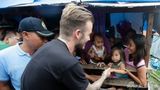 小贝探访菲台风灾区 与儿童互动奶爸范十足(图)