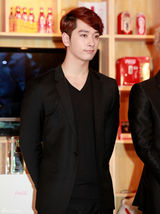 高清组图：韩组合2PM出席代言活动 穿正装帅气有型