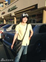 组图：58岁刘晓庆曝婚后照片 养花逛街惬意