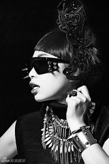 组图：黄绮珊新照全曝光 黑白大片演绎另类时尚