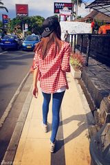 组图：王智曝旅行生活照 漫步异国街头笑脸灿烂