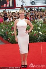 组图：《欲海情魔》首映 温丝莱特裙装贴身玲珑有致