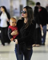 组图：奥兰多娇妻米兰达-可儿单手抱子现身机场