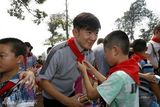 组图：郭家铭赴希望小学 化身老师与孩子互动