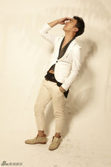 组图：曹炳琨时尚写真出炉 尽显魅力熟男风采