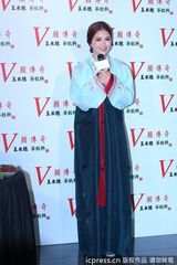 组图：昆凌枚红色短裙秀美腿 换韩服卖力吆喝代言