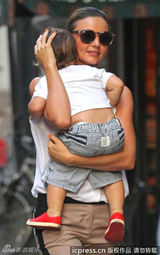 组图：米兰达-可儿抱儿子出门 装扮清爽