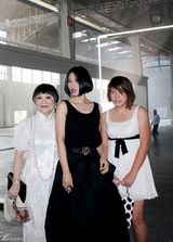 组图：黄晓明尚雯婕巴黎看秀