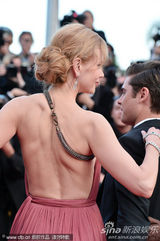 组图：妮可戛纳走秀风情露背 真空激凸艳光四射