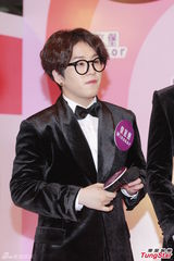 组图：韩团Block B亲民袭港 成员朴经疯狂送抱