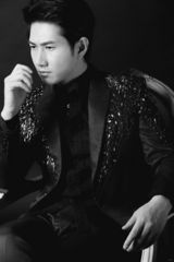 组图：何明翰《富春》写真凸显绅士气质