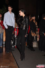 组图：吴千语与林峰合体现身秀钻戒 下车险走光