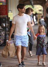 组图：托比-马奎尔牵女儿游玩显父爱满满