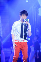 组图：《舞林大会》进入半决赛光良伴唱曼舞