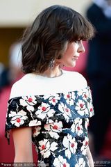 组图：米拉-乔沃维奇戛纳走秀 碎花长裙雷人