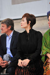 组图：孙俪复古装卢浮宫优雅看秀