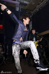 幻灯组图：汪东城助阵“晚生”送吉他秘笈