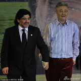 幻灯图：马拉多纳出席慈善晚宴 拥抱女宾被球砸要害