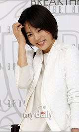 幻灯图集：蔡琳韩智慧等出席化妆品专卖店开业仪式