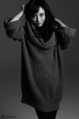 组图：姚笛冬季写真长发微卷冷酷到底