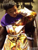 组图：石头理发大玩洗剪吹 龙抬头变身帅气萌男