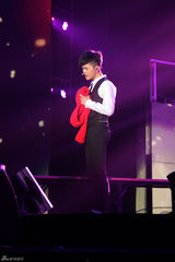 组图：快男巡演新增音乐剧 白举纲为歌迷证婚