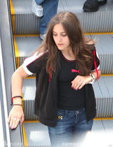 组图：迈克尔-杰克逊女儿帕里斯运动造型亭亭玉立