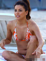 组图：伊娃比基尼当众“乔奶” 获神秘帅哥推油