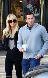 幻灯图集：帕丽斯希尔顿和男友外出 黑色系装扮