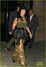 组图：凯蒂佩里透视绿裙与男友约翰梅尔约会