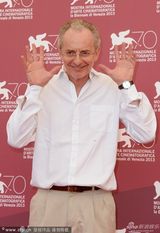 组图：《继续活着》发布会 琼安着红裙手舞足蹈